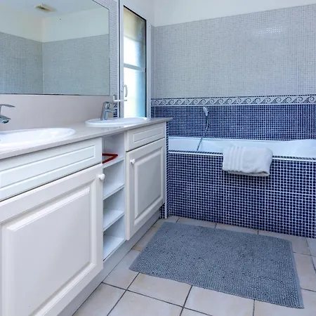Holiday home Care T4 Avec Piscine